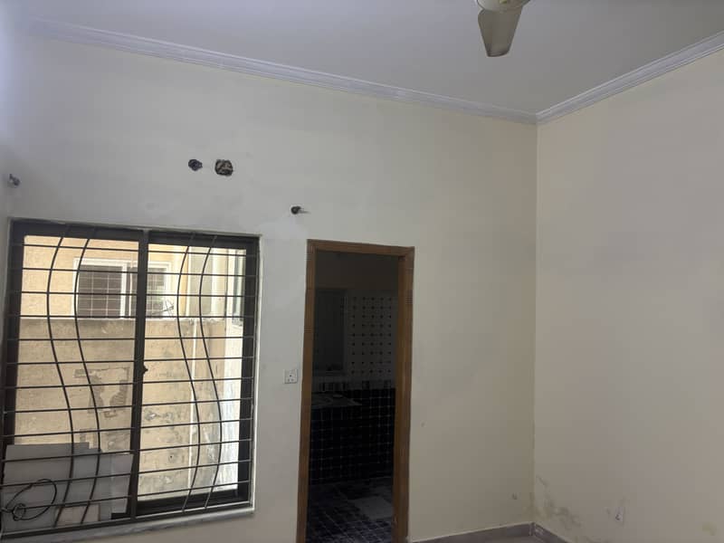 8 MARLA USED HOUSE BUT VERY GOOD CONDITION IS AVAILABLE FOR SALE 27
