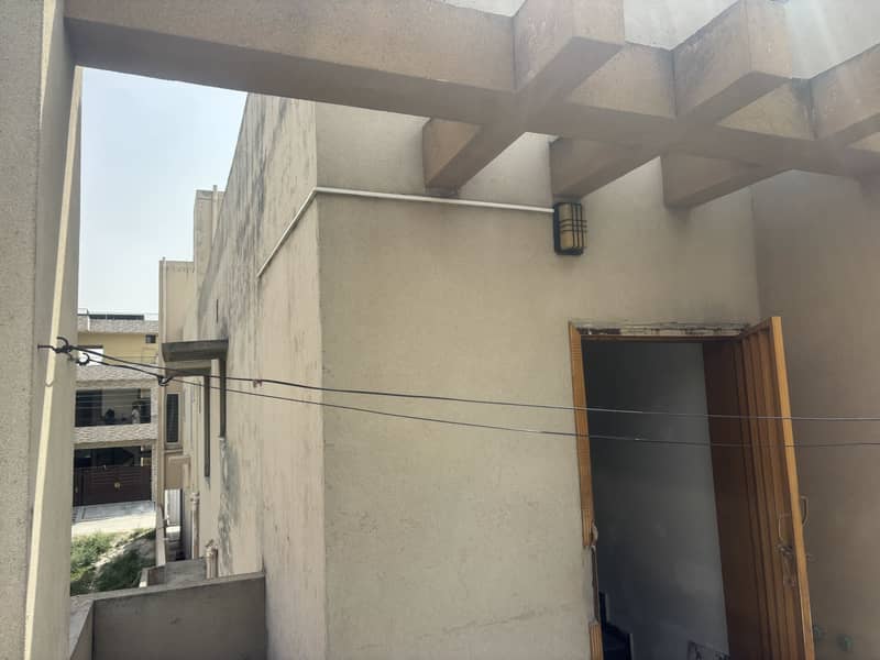 8 MARLA USED HOUSE BUT VERY GOOD CONDITION IS AVAILABLE FOR SALE 29
