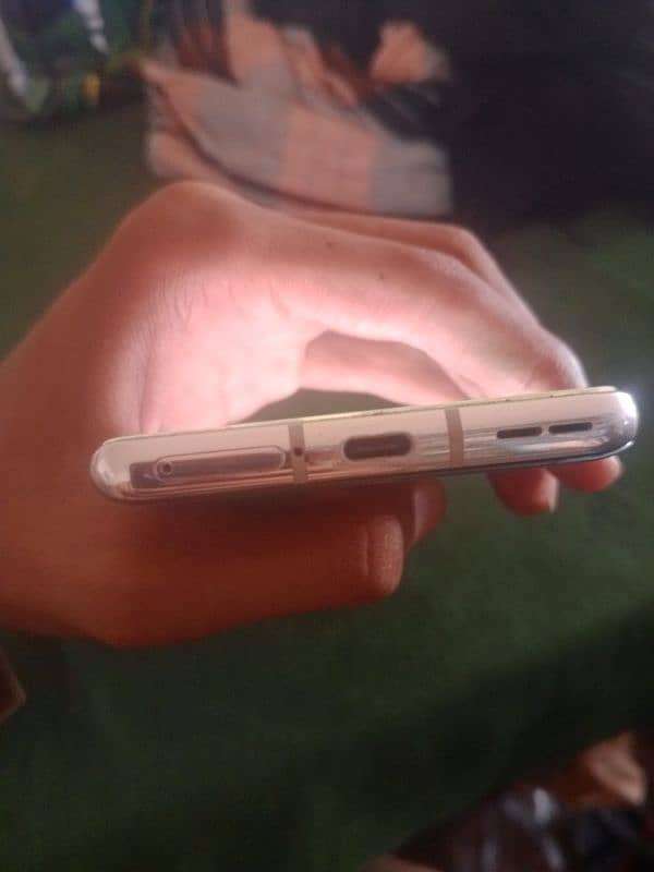 one plus 8 8/256 condition 9/10 back glass damaged 1