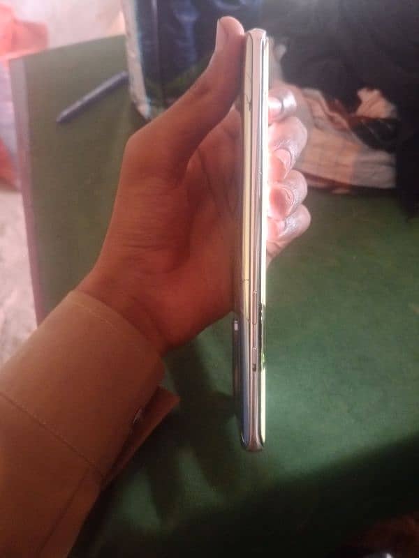 one plus 8 8/256 condition 9/10 back glass damaged 2