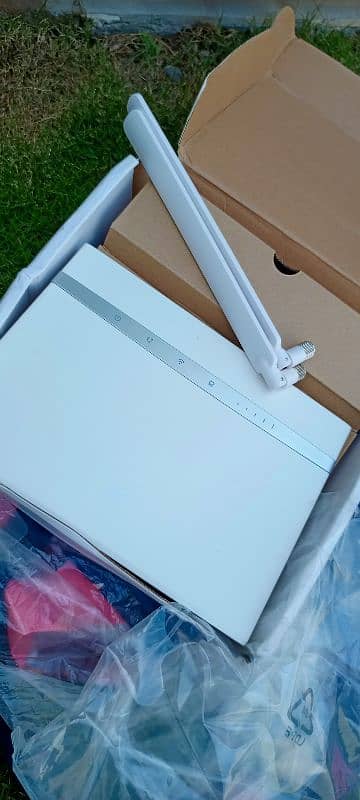 Huaiwa WiFi 4G B525s-23a Sim Router 1