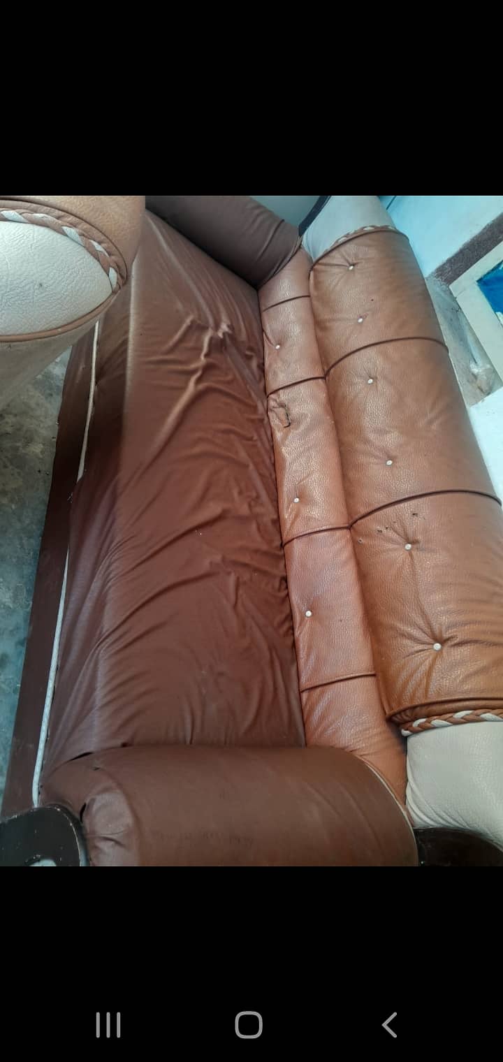 Sofa 5xseater, used , condition wood solid, leather not good 0