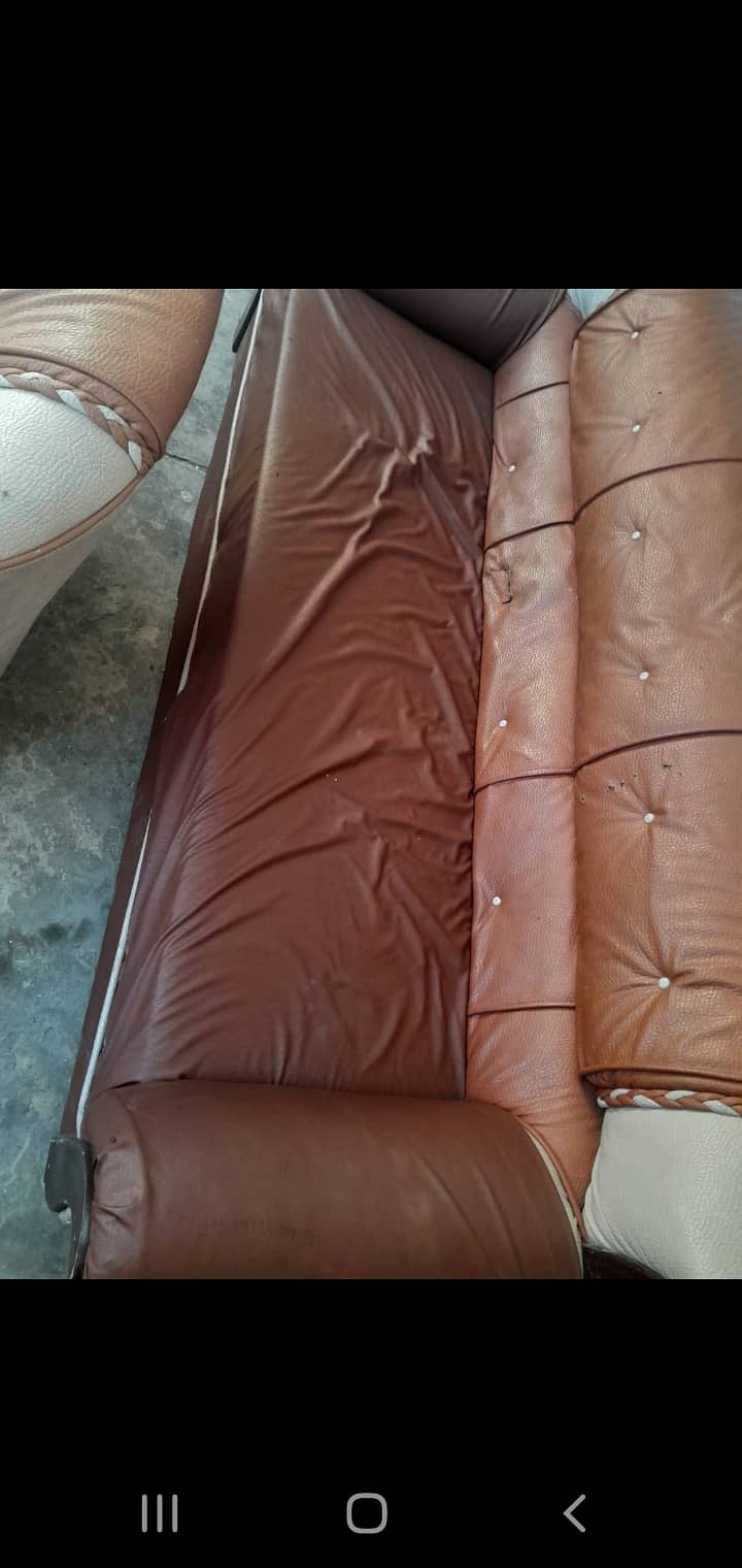 Sofa 5xseater, used , condition wood solid, leather not good 1