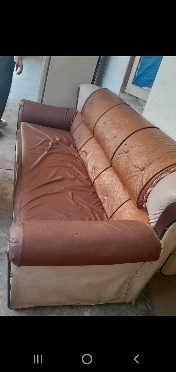 Sofa 5xseater, used , condition wood solid, leather not good 2