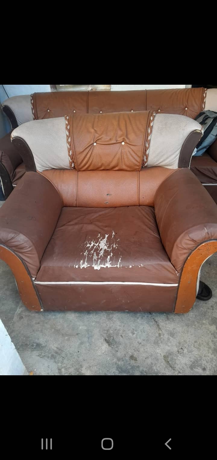 Sofa 5xseater, used , condition wood solid, leather not good 3