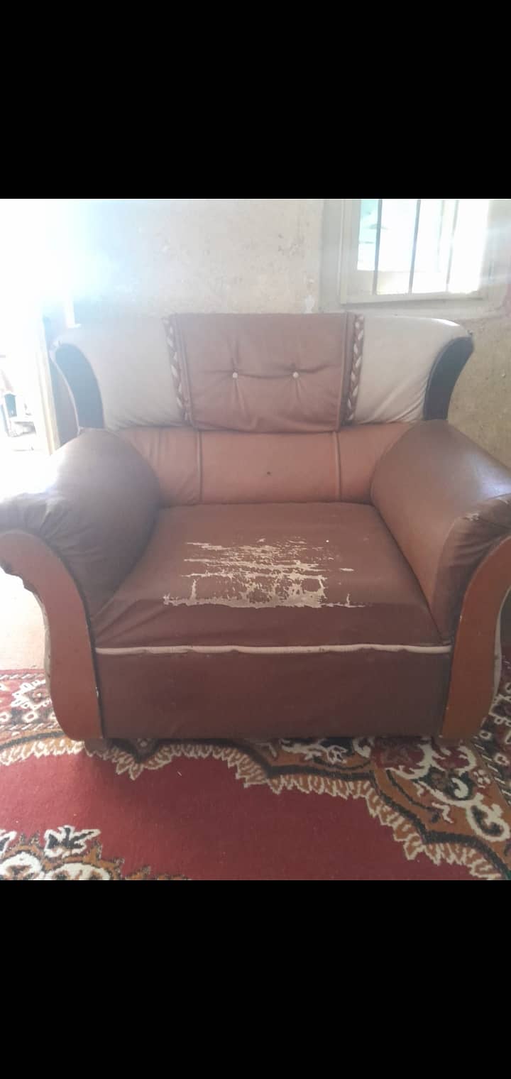 Sofa 5xseater, used , condition wood solid, leather not good 4