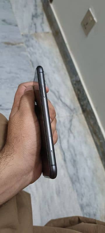 Iphone 11 (64GB) official PTA Approved 3