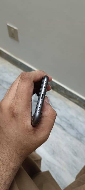 Iphone 11 (64GB) official PTA Approved 4
