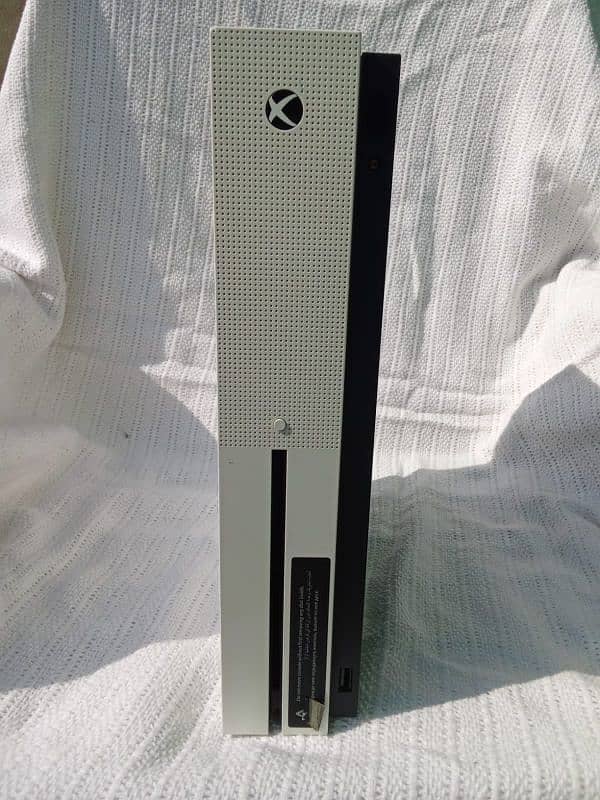 Xbox One S *price is negotiable* 2