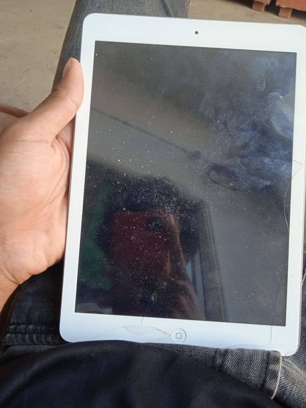 urgent sale iPad 5th gen 8/10 condition 0