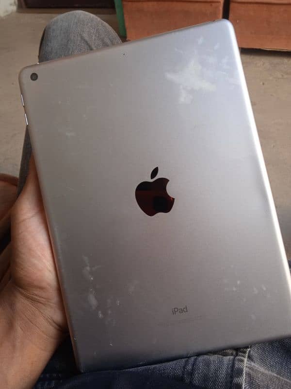 urgent sale iPad 5th gen 8/10 condition 1