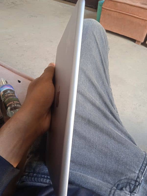 urgent sale iPad 5th gen 8/10 condition 2