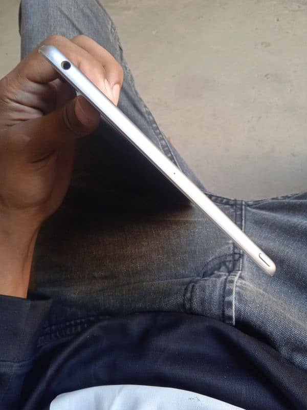 urgent sale iPad 5th gen 8/10 condition 7