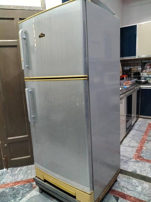 General full size fridge 1