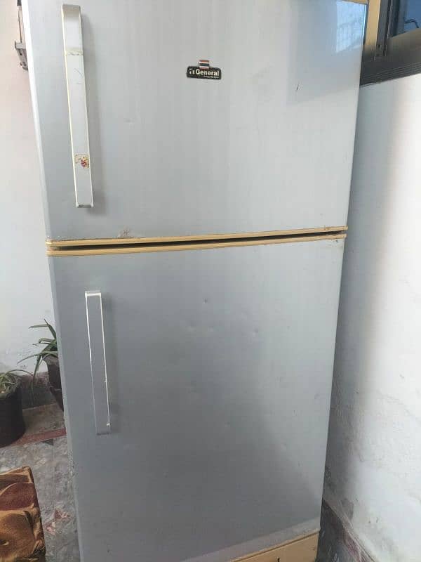 General full size fridge 3
