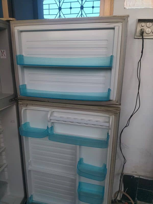 General full size fridge 4