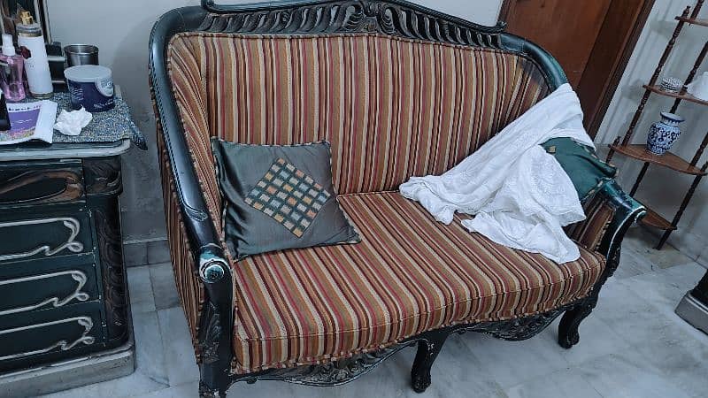 Used furniture king sized bed with mattress, sofa and dressing table 0