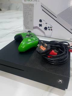XBOX ONE S 1 TB WITH BOX