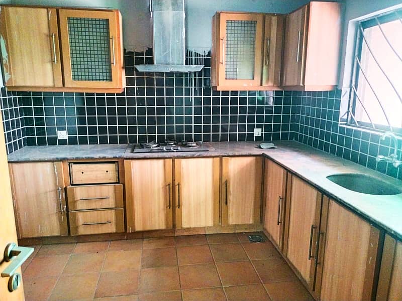 FURNISHED MODREN DESIGH 1 KANAL HOUSE WITH BASEMENT FOR SALE IN SUI GAS SOCIETY LAHORE 4