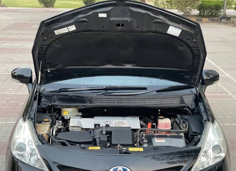 TOYOTA PRIUS ALPHA 2012 8