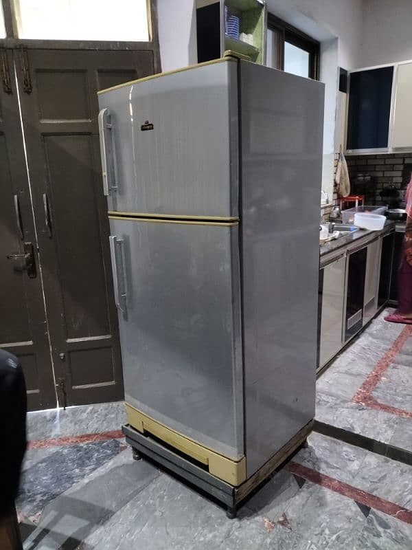 General full size fridge 4