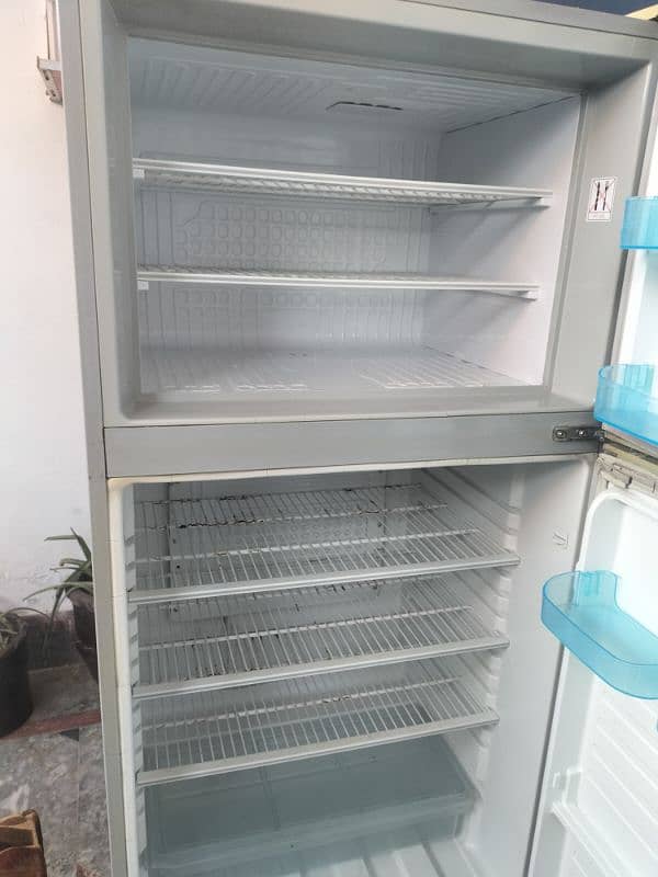 General full size fridge 5