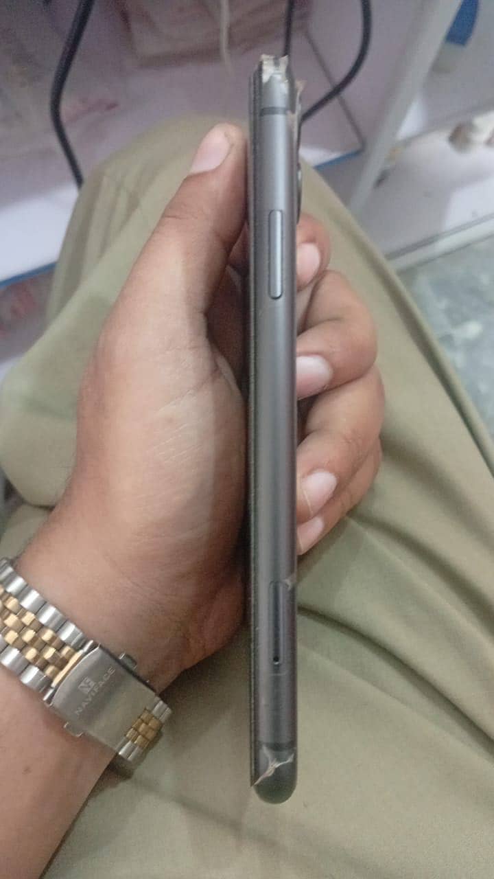 Iphone 11 non pta 64 with box 3