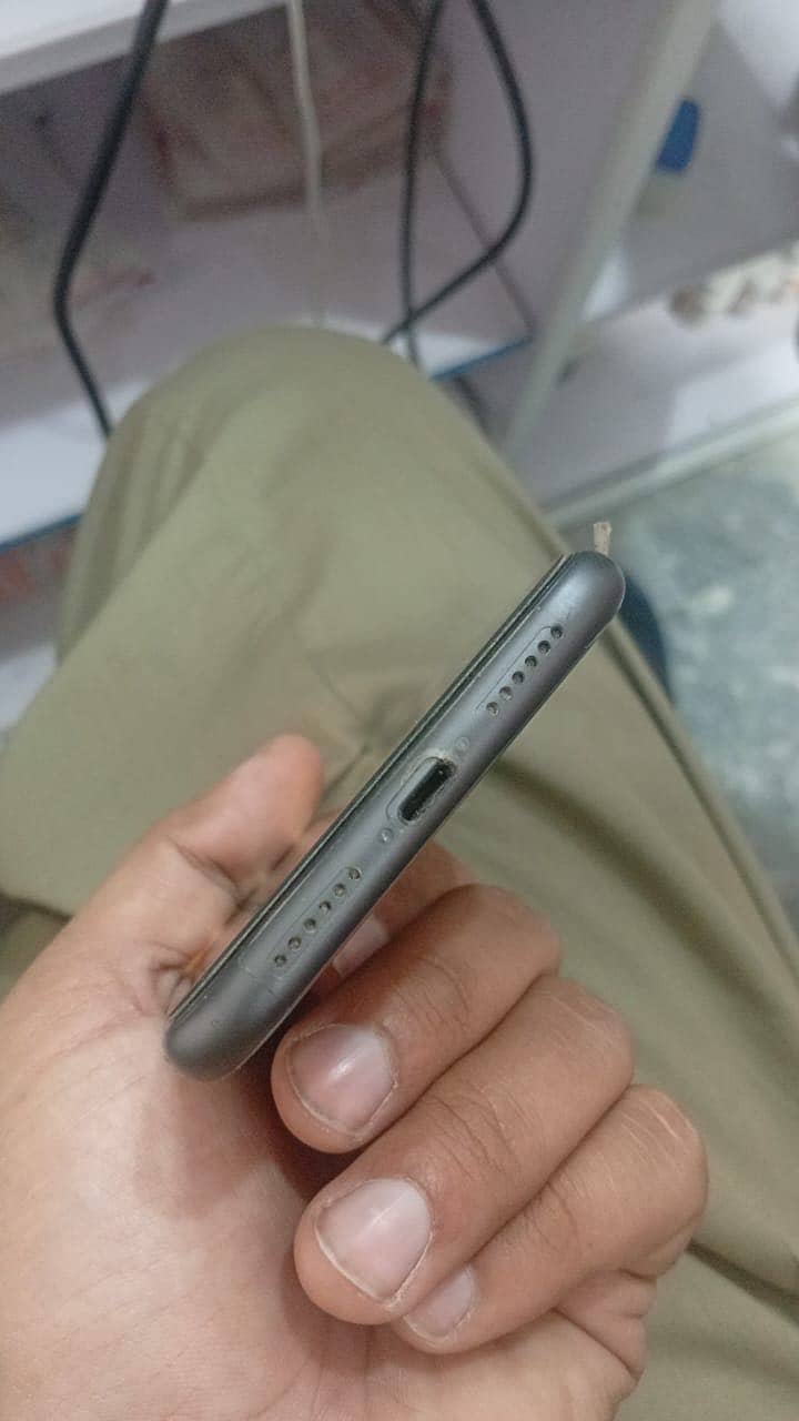 Iphone 11 non pta 64 with box 4