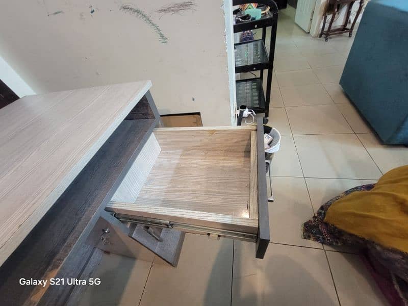 office table and revolving chair 3