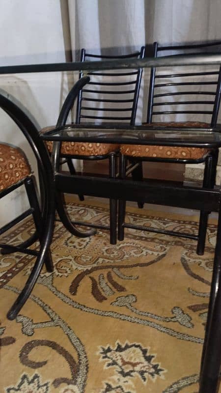 6 seater dining table in good condition 2