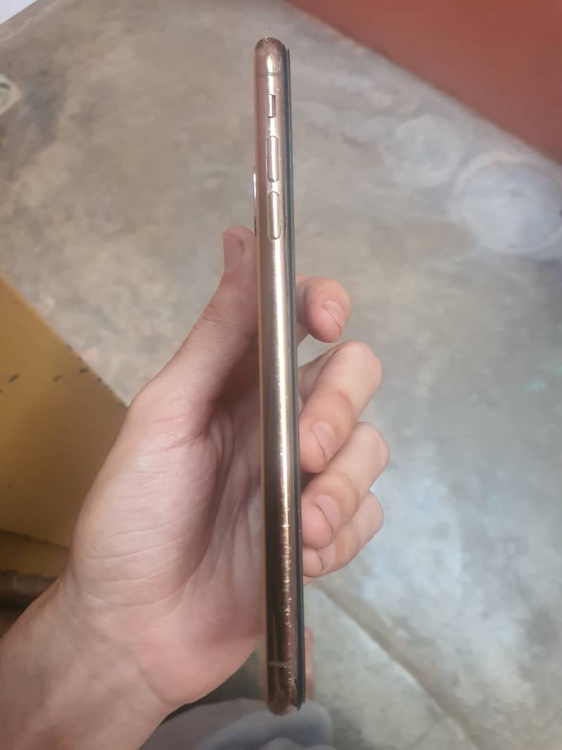 Apple iPhone XS Max 3