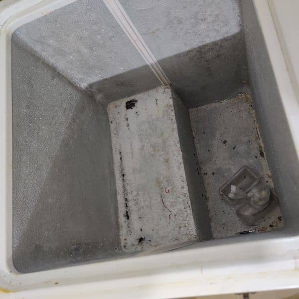 waves double door freezer in good condition 3