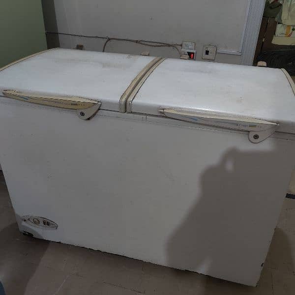 waves double door freezer in good condition 4