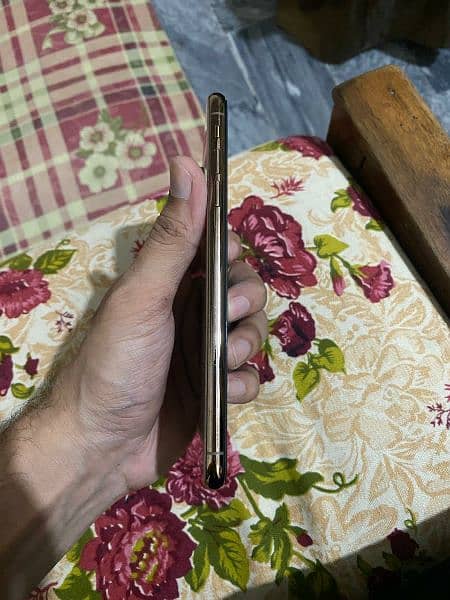 iphone xs max 512gb Golden  read discription for complete detaile 2