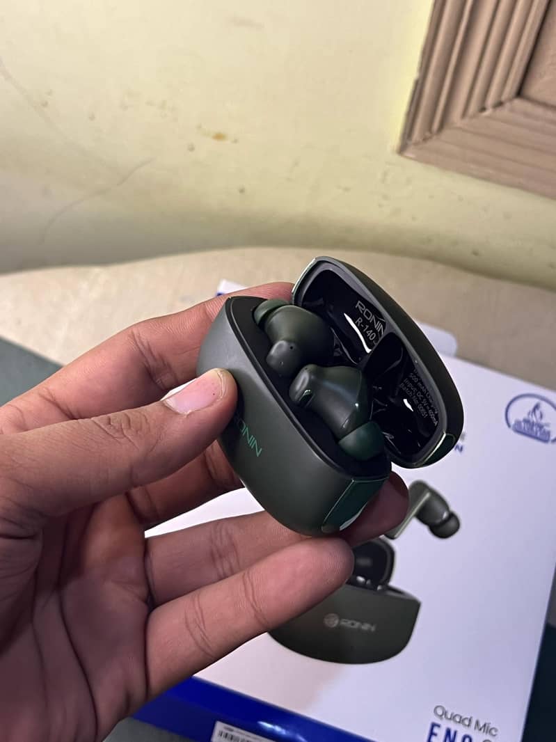 Earbuds Ronin R140 just box open 2