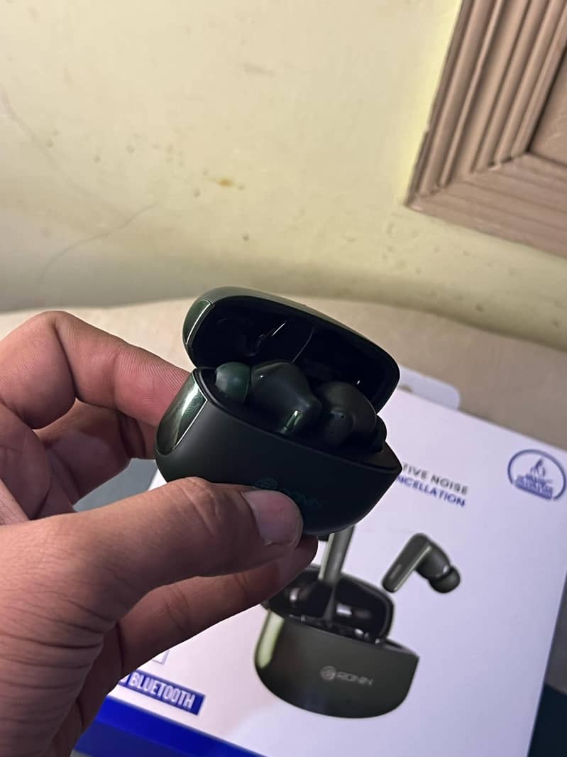 Earbuds Ronin R140 just box open 3