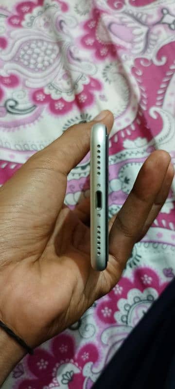 iphone SE 2020 jv 64gb 86 health waterpack 4