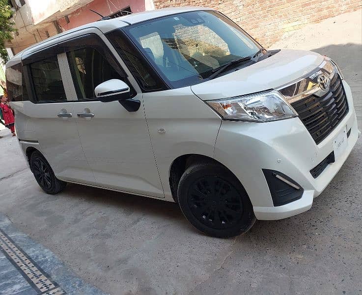 Toyota roomy 1