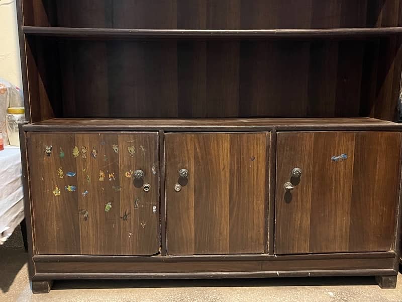 Book Shelve In very Good Condition 4 Shelves and 3 Drawers. Very Space. 3