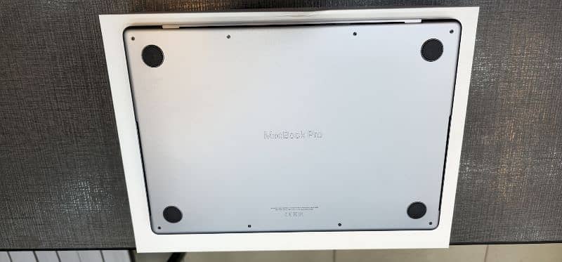 Macbook Pro 14inch M3 2023 8GB 512 10