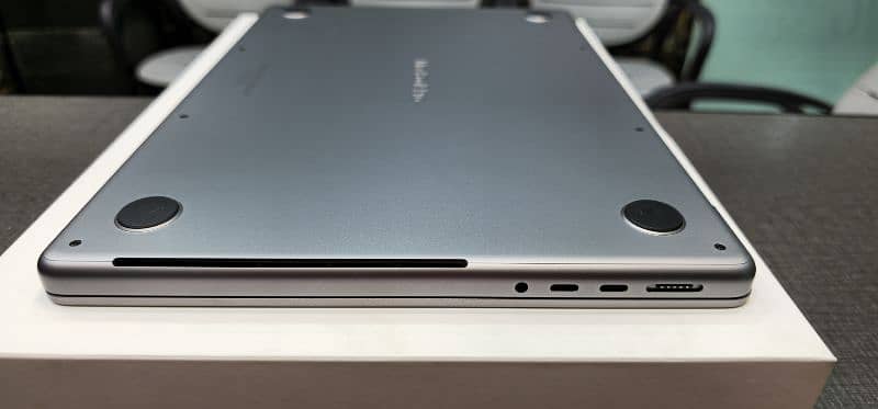 Macbook Pro 14inch M3 2023 8GB 512 14