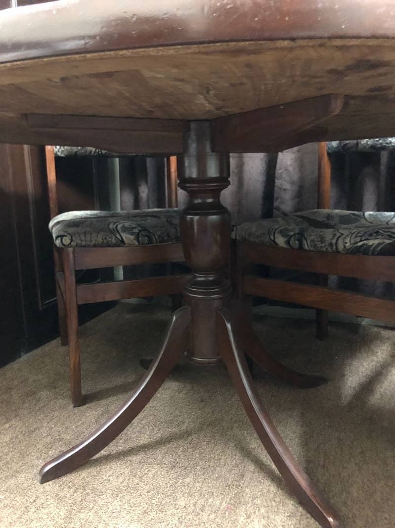 4 seater round Dinning Table 1