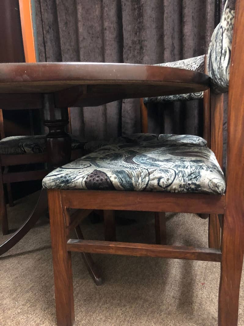 4 seater round Dinning Table 2