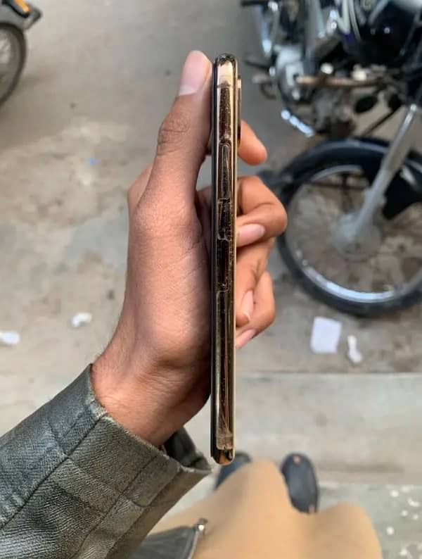 IPhone XS Factory Unlocked 2