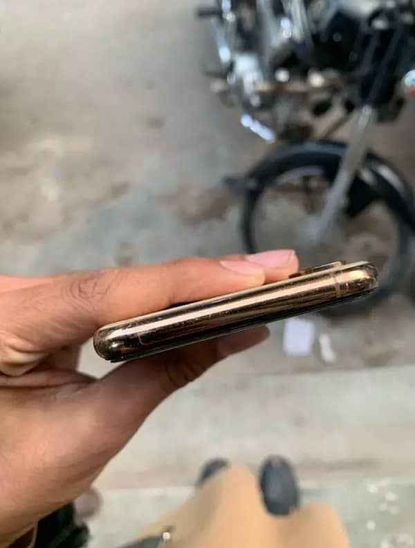 IPhone XS Factory Unlocked 3