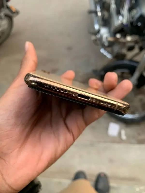 IPhone XS Factory Unlocked 4