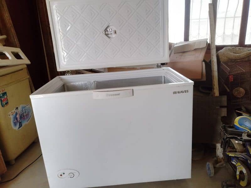 Single Door Waves Freezer 4