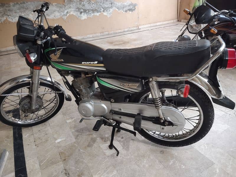 Honda 125 in lush condition 2