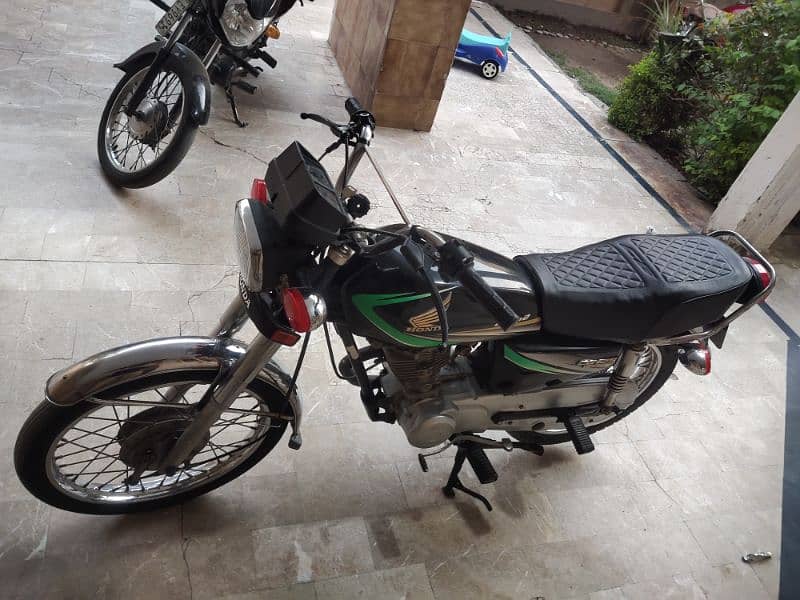 Honda 125 in lush condition 6