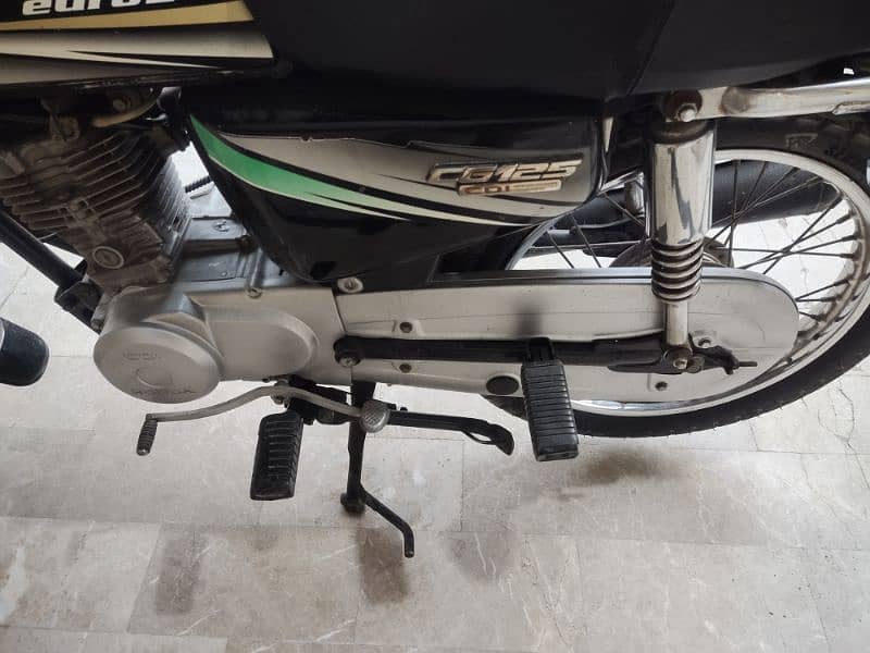Honda 125 in lush condition 8